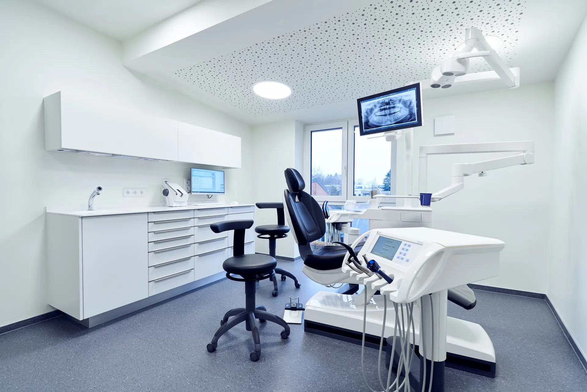 Praxisfotografie Hamburg – Behandlungszimmer einer modernen Zahnarztpraxis mit Behandlungsstuhl und Röntgenbild