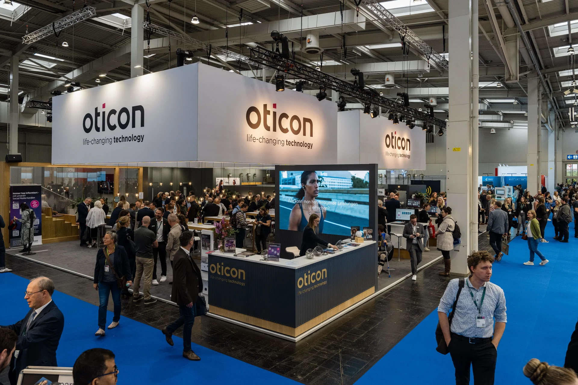 Eventfotografie Hamburg: Messestand der Oticon GmbH mit Besuchern, Beratungsgesprächen und Präsentationsflächen auf der EUHA Fachmesse