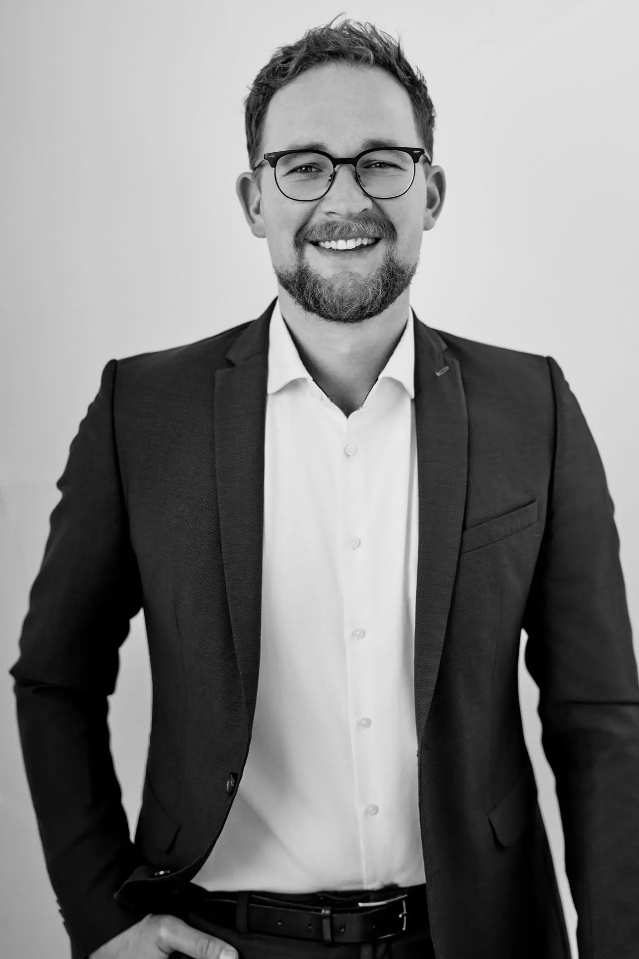 Lachendes Studio-Portrait einer Bewerberin in Hamburg