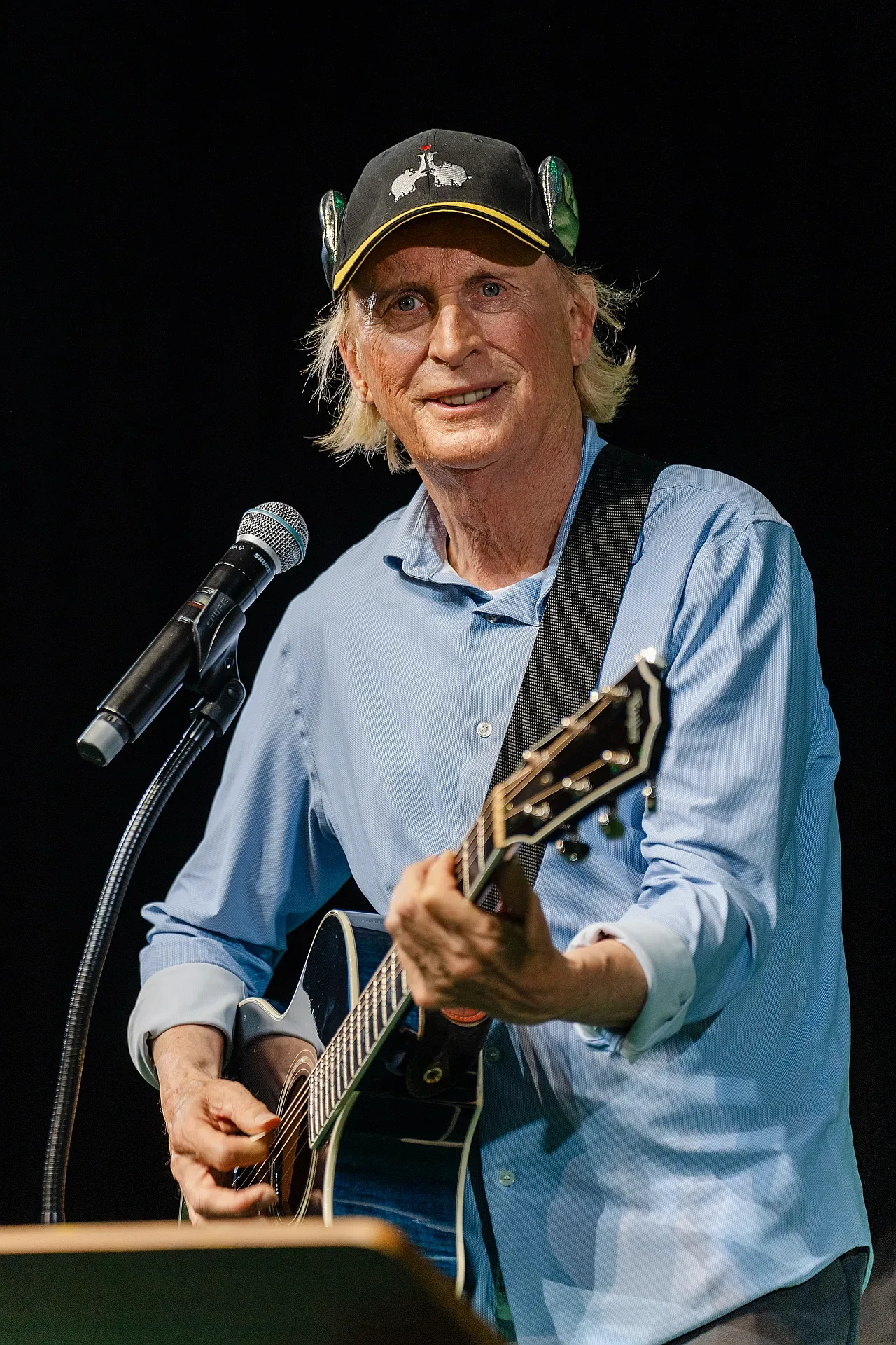 Eventfotografie Hamburg – Musiker mit Gitarre und Mikrofon bei einem Live-Auftritt auf einer Firmenveranstaltung
