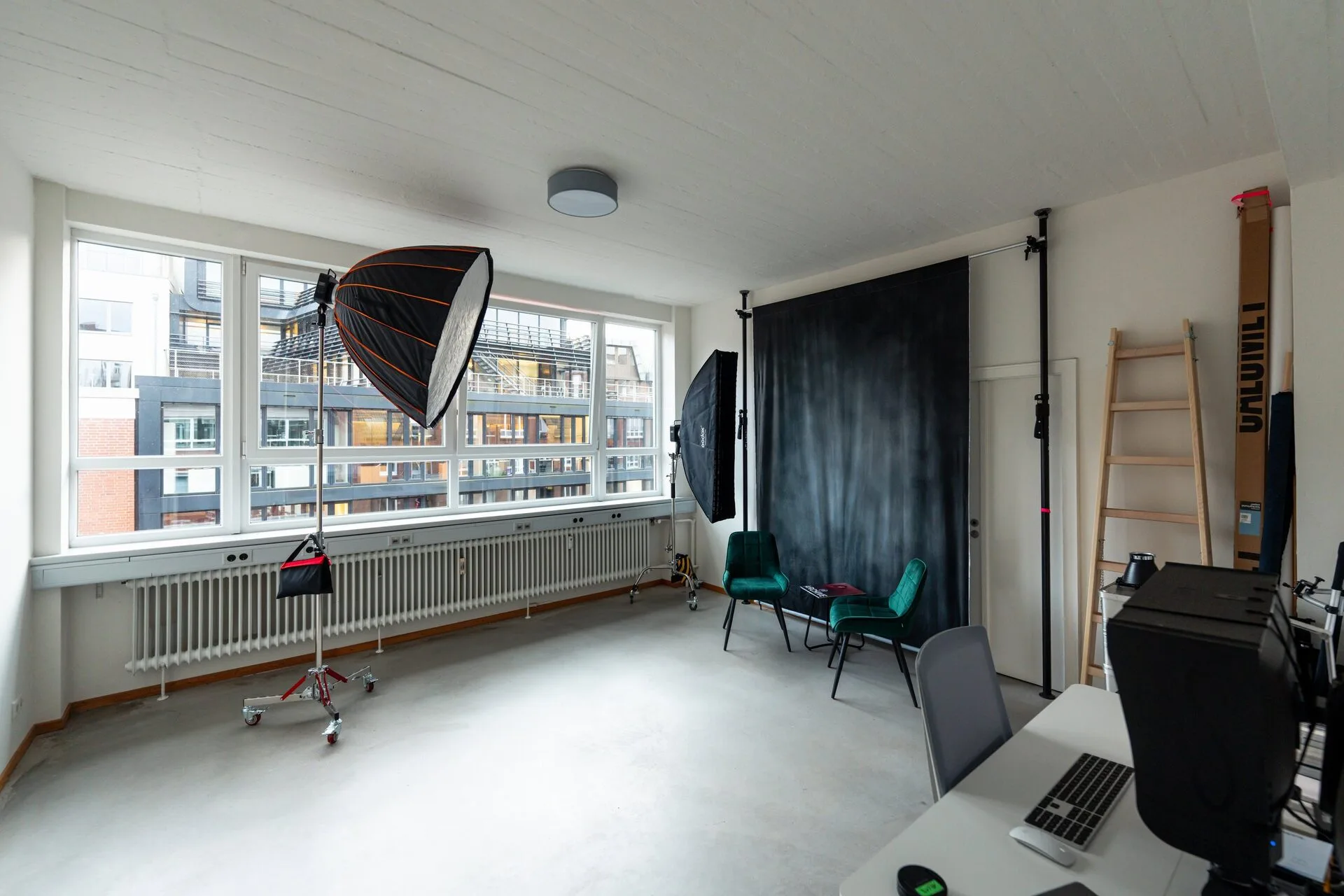 Innenansicht des Fotostudios in Hamburg mit Fensterfront, Hintergrundsystem und Lichttechnik