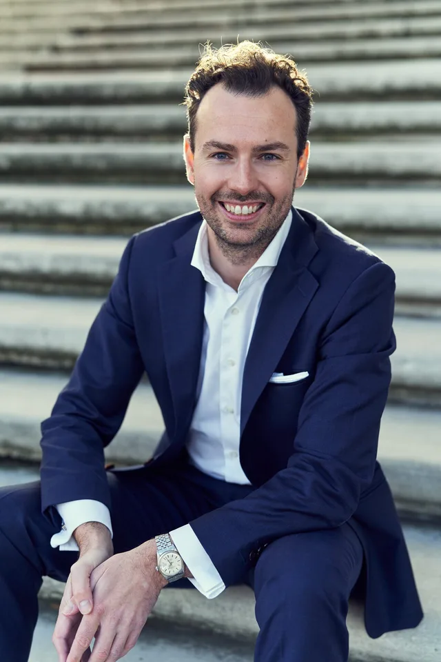 Businessportrait einer Führungskraft im warmen Gegenlicht in Hamburg