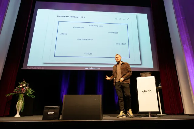 Eventfotografie Hamburg – Keynote-Speaker auf der Bühne im Curiohaus bei einer Firmenveranstaltung