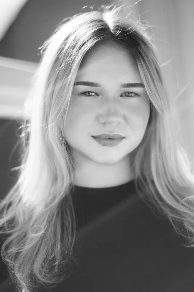 Schwarzweiß-Portrait eines Mannes im Gegenlicht in Hamburg