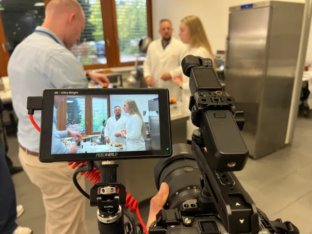 Unternehmensreportage Hamburg – Videoproduktion im Labor: Kamera-Monitor zeigt zwei Fachkräfte im Kittel