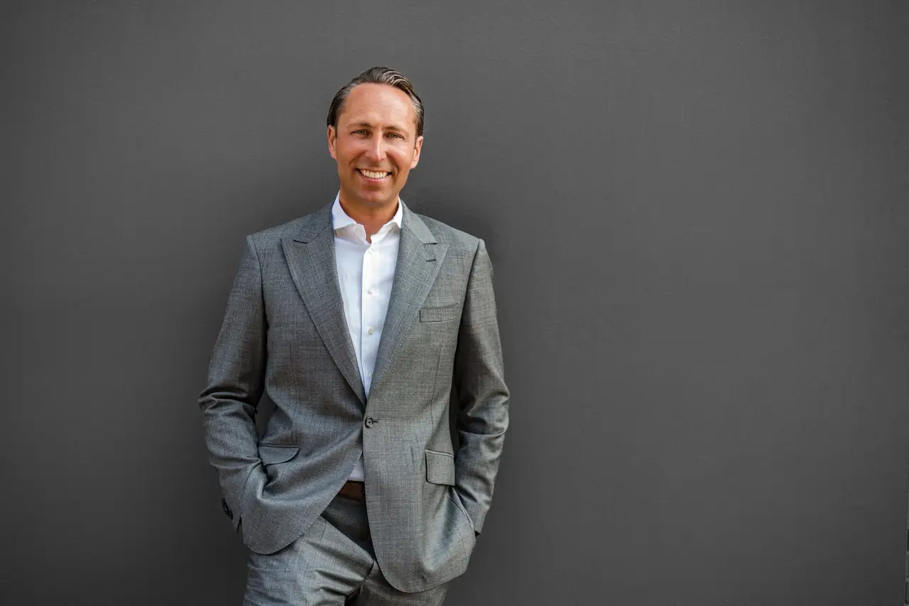 Authentisches Businessportrait eines Mannes – Hamburger Fotograf