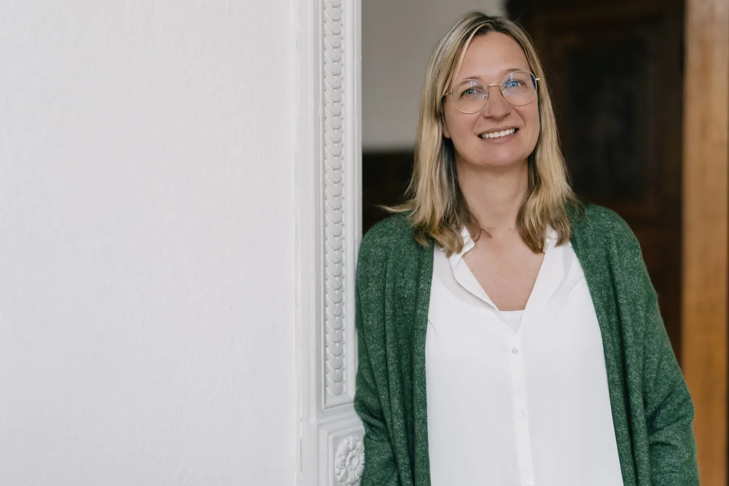 Persönliches Portrait einer Frau auf einem Stuhl – Fotostudio Hamburg