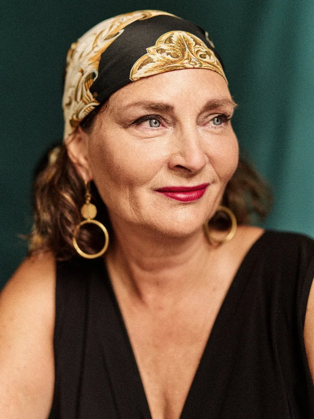 Business Portrait Hamburg vor schwarzem Hintergrund – zeitlose Kleidung