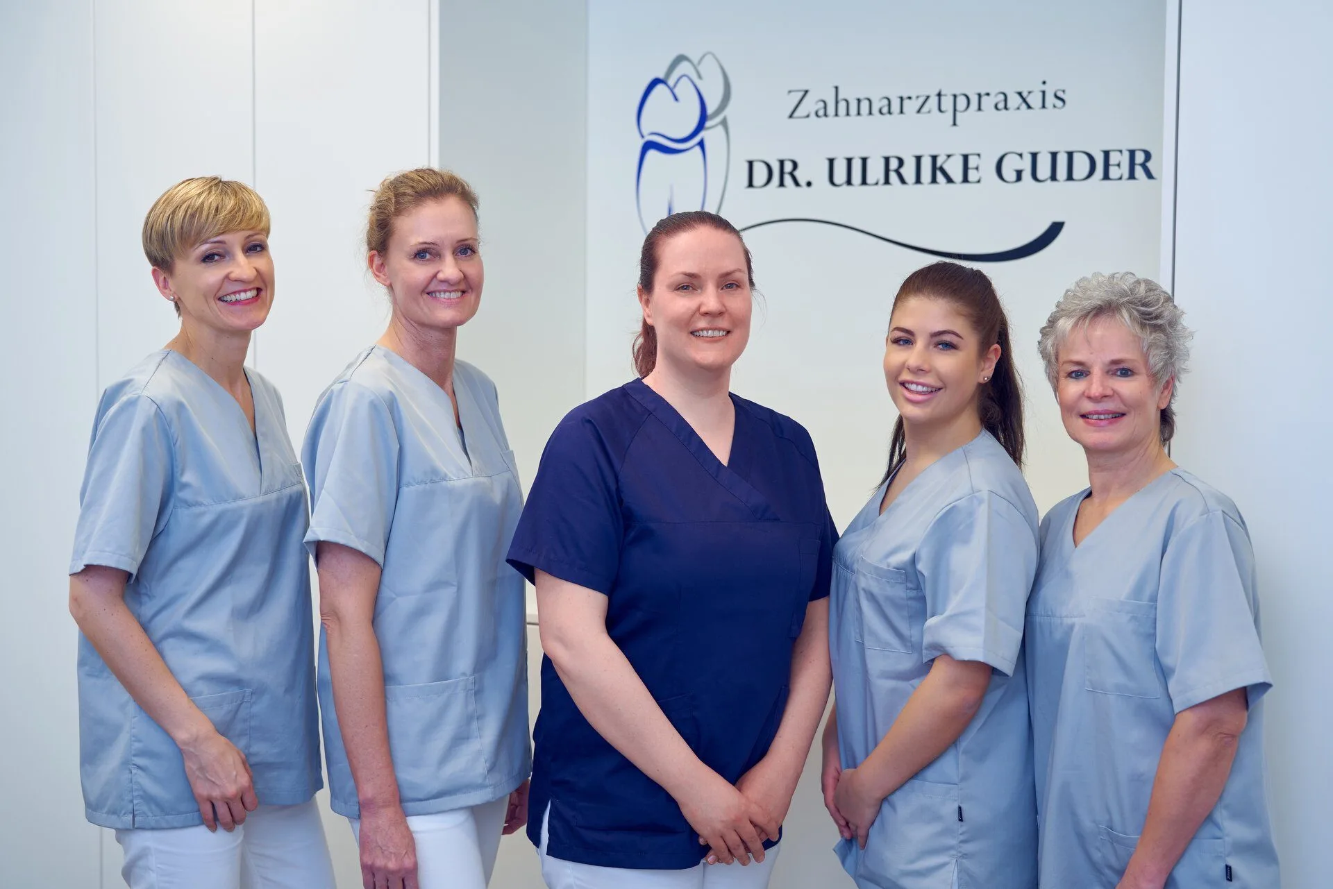 Teamfoto einer Zahnarztpraxis in Hamburg