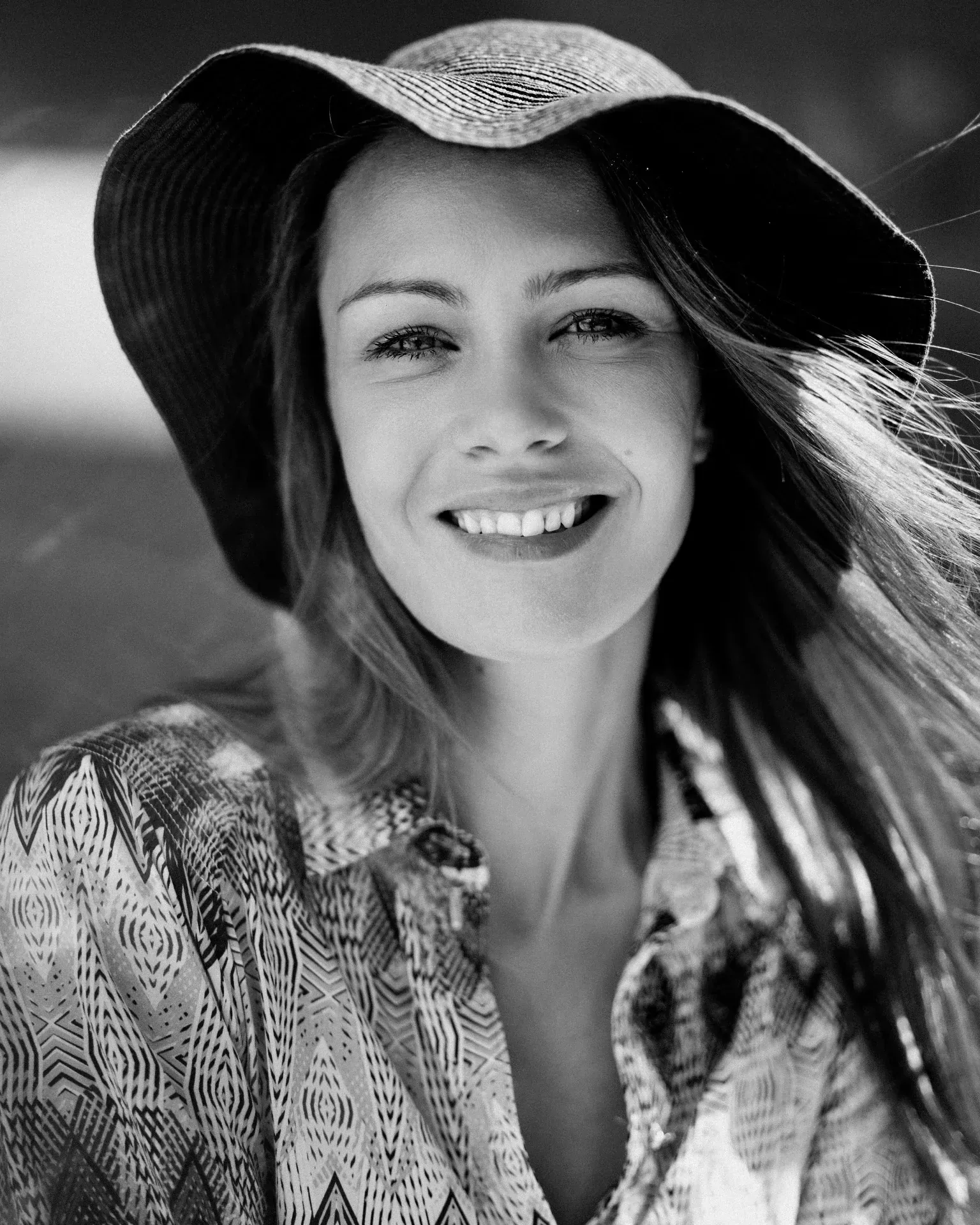 Schauspielerfoto einer Frau mit Hut in Schwarzweiß – Setcard-Shooting im Studio Hamburg
