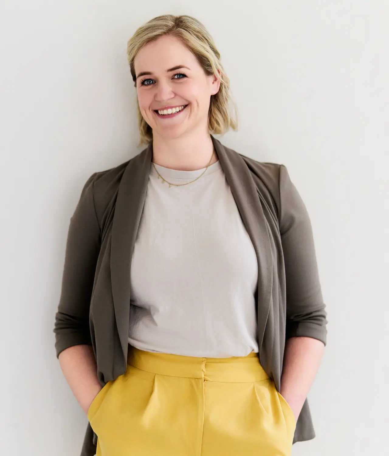 Businessportrait einer Frau vor heller Wand – klare Lichtführung im Fotostudio Hamburg
