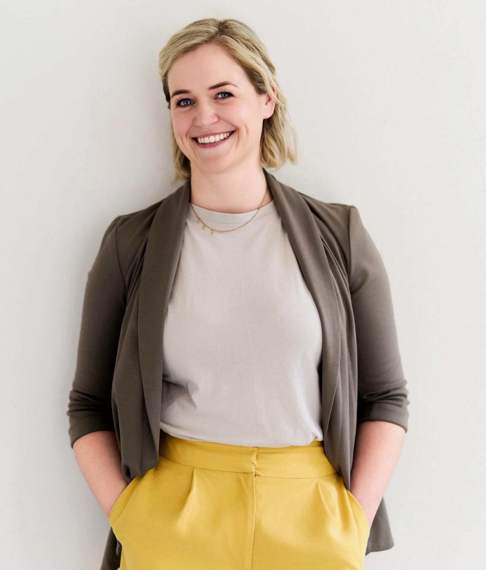Businessportrait einer Frau vor heller Wand – klare Lichtführung im Fotostudio Hamburg