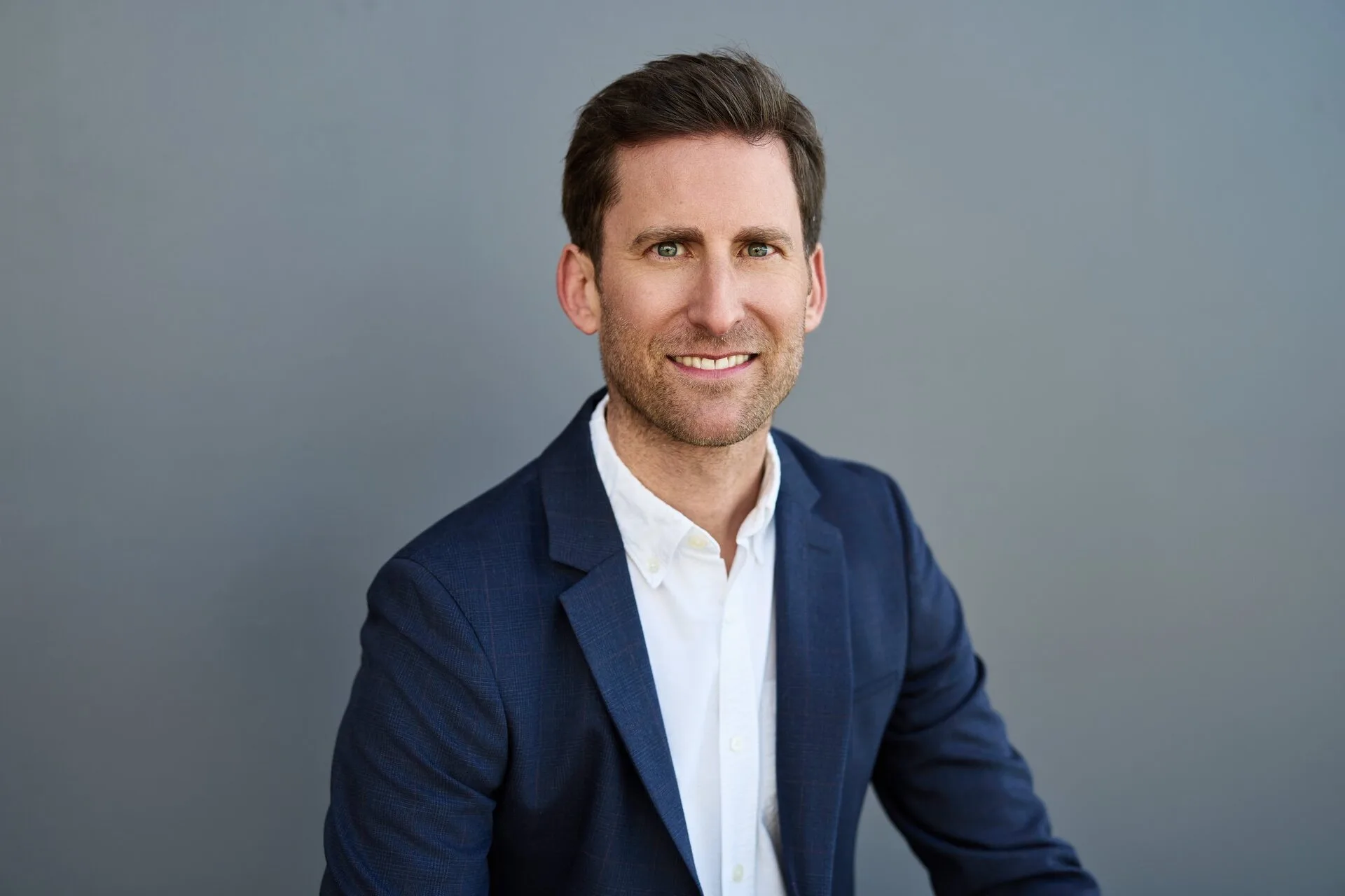 Sitzende Pose – Business Portrait im Studio Hamburg