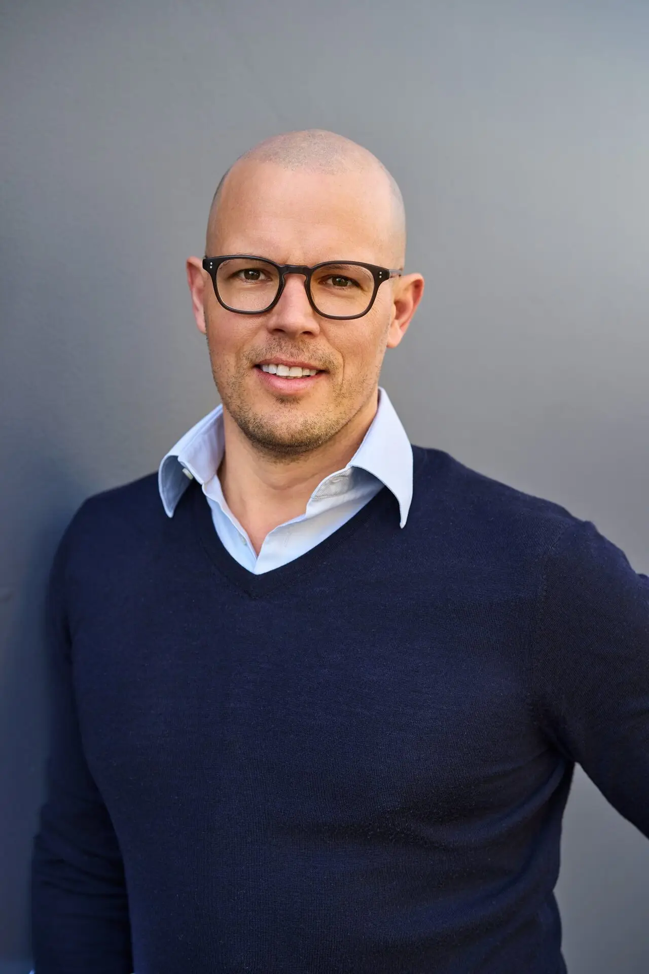 Fotostudio Hamburg am Fischmarkt – Businessportrait eines Mannes mit weichem Studiolicht vor heller Wand