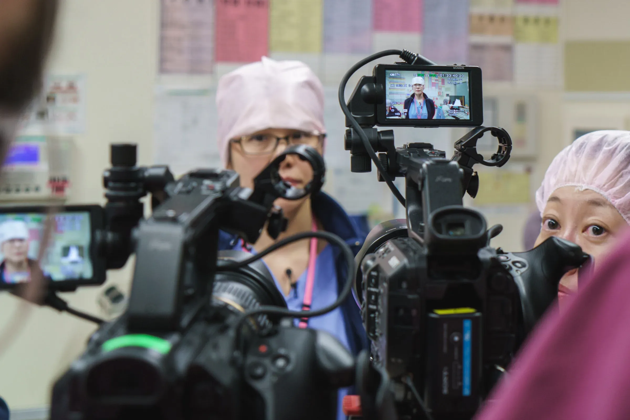 Videoproduktion Hamburg – Kamerateam bei Dreharbeiten in Klinik mit professionellem Equipment